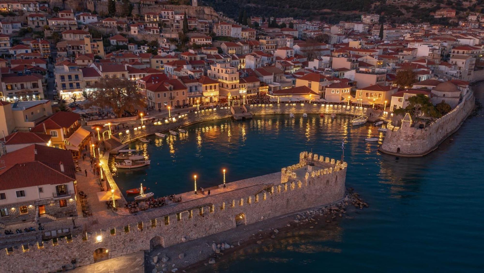 Nafpaktos Beach Luxury Suites エクステリア 写真